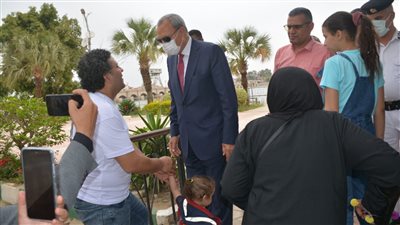 محافظ القليوبية يتفقد حدائق القناطر الخيرية ويقدم التهنئة للمواطنين بمناسبة عيد الفطر