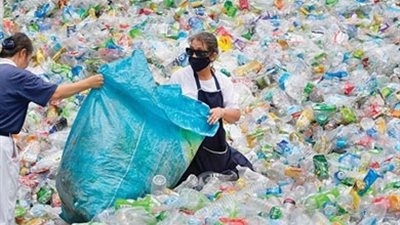 علماء يكتشفون إنزيمات جديدة تساعد في عمليات إعادة تدوير البلاستيك