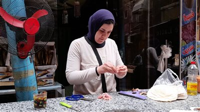 أم حنين أول بائعة فسيخ: عملت منه سندوتشات والإقبال فى عيد الفطر عوضنا التراجع فى شم النسيم