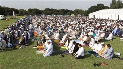 نادي بريطاني يقيم صلاة عيد الفطر على أرض ملعب لـ 2000 مُصلٍ| فيديو