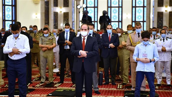 السيسي يؤدي صلاة