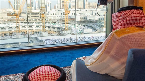 الملك سلمان يؤدي