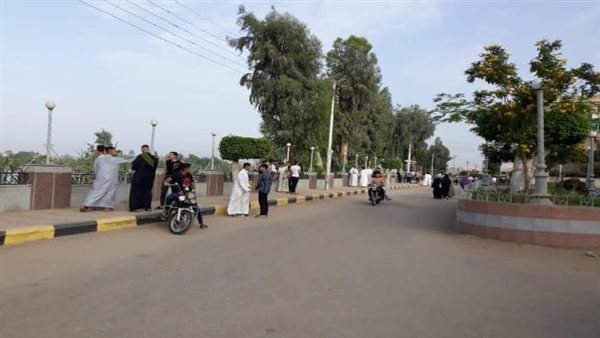 توافد المواطنين على