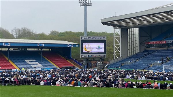 مسلمون يؤدون صلاة