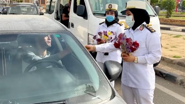 جانب من توزيع الهدايا