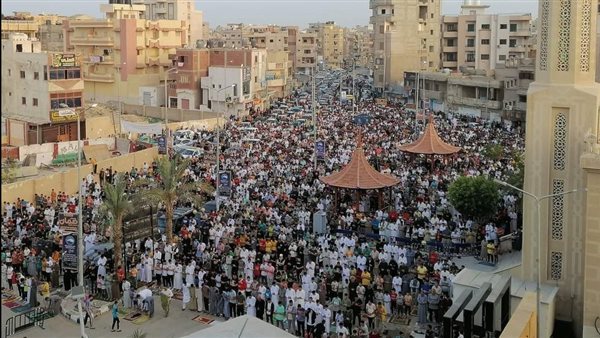 أهالي العريش يؤدون