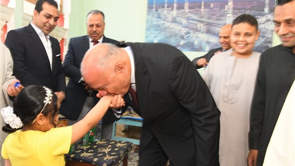 محافظ قنا يعني أسر