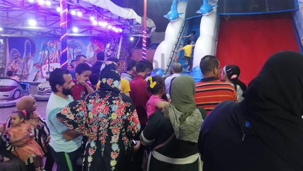 إقبال وزحام على الملاهي