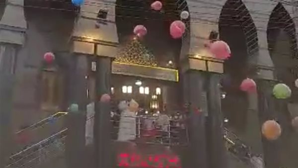 بلالين تلقى من فوق