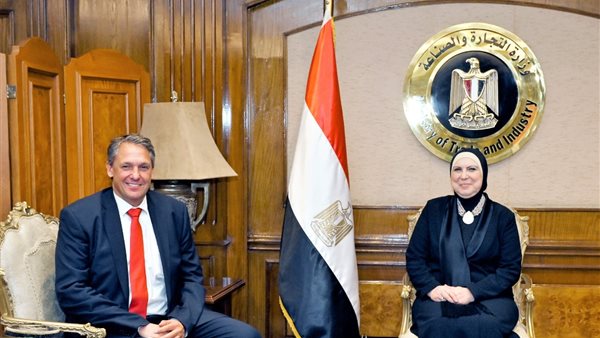  نيفين جامع وزيرة