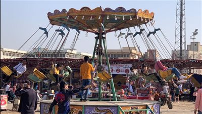 اللعبة بـ 5 جنيهات.. إقبال كبير على حارة العيد في بورسعيد | صور