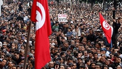 مطالب بانتخابات رئاسية مبكرة وفرحة بالقضاء على الإخوان.. تأييد شعبي ورفض سياسي ضعيف للدستور التونسي الجديد