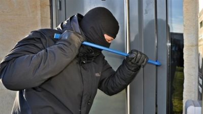 ضبط تشكيل عصابي لسرقة المتاجر بأسلوب قص الباب بالقاهرة 