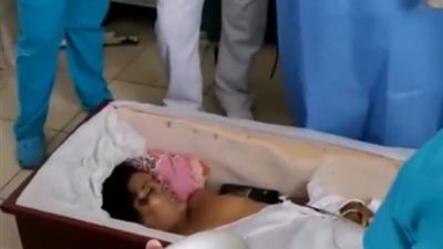 افتحوا أنا حيّة.. امرأة تصيب أقاربها بالذعر بعد عودتها للحياة أثناء جنازتها