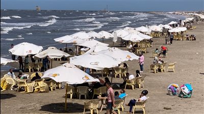 أمواج وتيارات مائية.. أجواء غير مشجعة على السباحة بشواطئ بورسعيد رغم إقبال المصطافين | صور