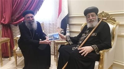 البابا تواضروس الثاني يستقبل أحد كهنة اليونان ويسجل فيديو للكنيسة الجديدة