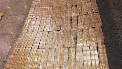 ضبط راكب بمطار القاهرة حاول تهريب 2080 عبوة مستحضرات تجميل