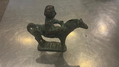 ضبط راكب أجنبي بحوزته صحائف معدنية أثرية بمطار القاهرة