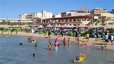 رغم حركة الرياح.. إقبال كبير من المواطنين على شواطئ الغردقة | صور