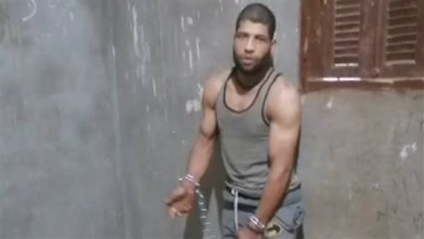 سيد مقيدًا بالجنازير