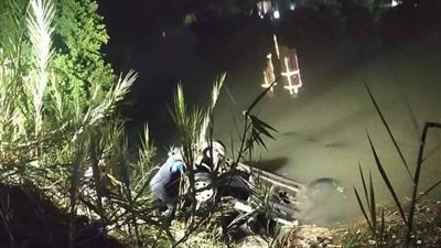 سقوط سيارة ملاكي يستقلها 3 أشخاص بترعة السلام بالدقهلية 