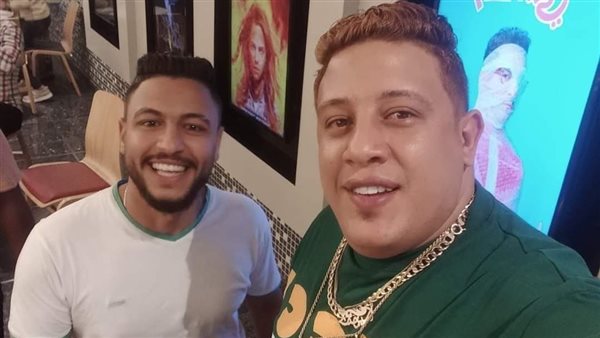 حمو بيكا يلتقط الصور