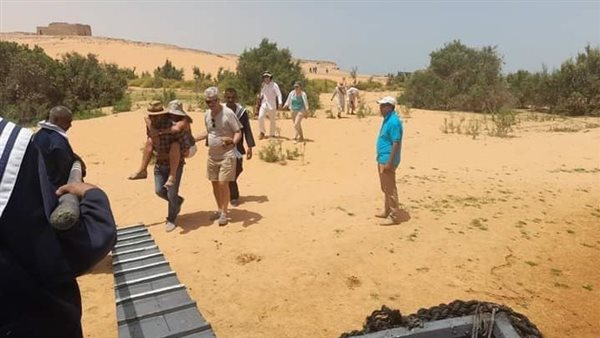 مرشد سياحي يحمل سائحة