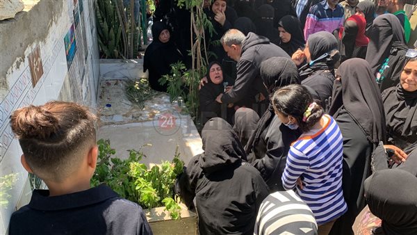 انهيار الأم على قبر