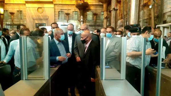 وزير النقل خلال الجولة