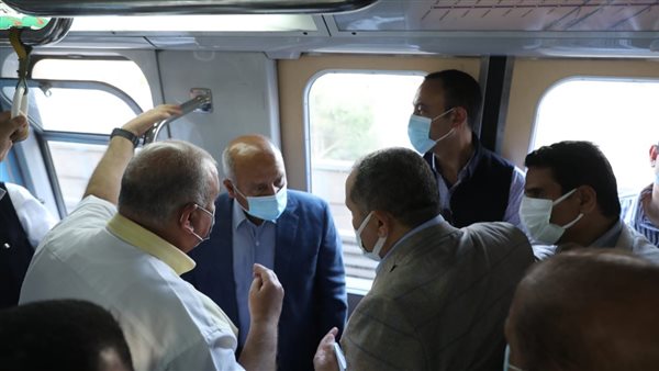 وزير النقل خلال الجولة