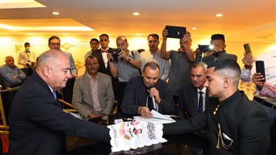 جبر الخواطر.. محافظ قنا وكيلًا لعروسين من فتيات دار الرحمة للأيتام في عقد قرانهما
