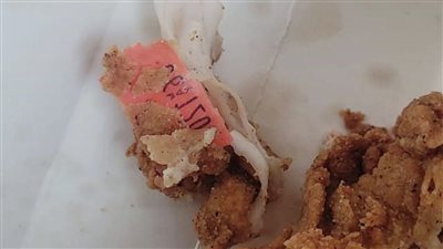 عميل يعثر على قطعة من البلاستيك الأحمر داخل دجاج كنتاكي.. والشركة ترد | صورة