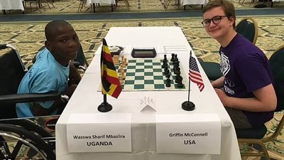 رغم خضوعه لـ 4 عمليات في الدماغ واستئصال جزء منها.. مريض بالصرع يحصد لقب سيد الشطرنج