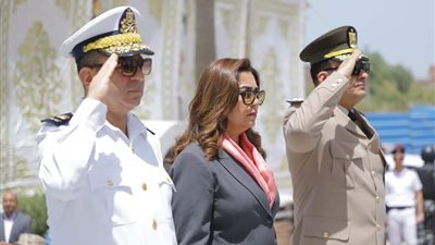 محافظ دمياط تضع إكليل الزهور على النصب التذكارى للشهداء في العيد القومي للمحافظة | صور