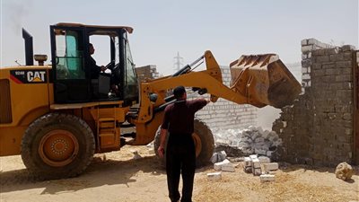 محافظ المنيا: إزالة وإيقاف 8 حالات تعدٍ بالبناء المخالف على الأرض الزراعية