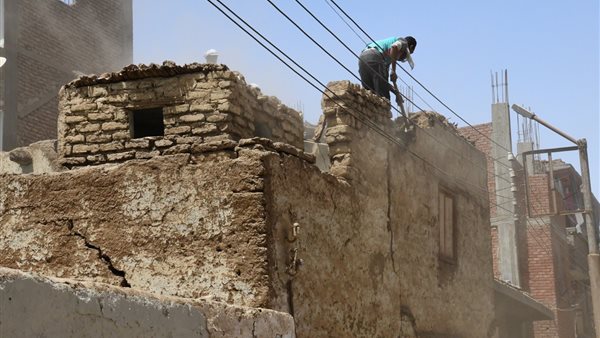 إزالة منزلين في قنا