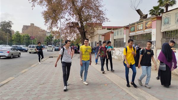 توافد طلاب الصف الثاني