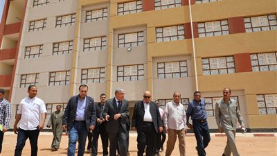 إنشاء مدرسة ووحدة صحية.. محافظ المنيا يتفقد أعمال تنفيذ مشروعات حياة كريمة في ملوي