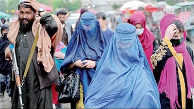 طالبان تُلزم الأفغانيات بتغطية وجوههن بالأماكن العامة وعقوبات لأزواجهن حال المخالفة | فيديو