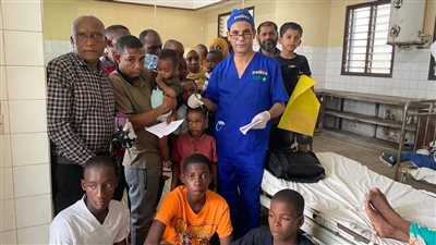 القافلة الطبية لجامعة أسوان بدولة تنزانيا: فحص 100 حالة مريض مسالك في أول يوم 