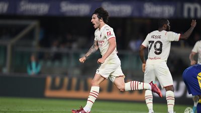 ميلان يعبر هيلاس فيرونا بثلاثية ويواصل صدارة ترتيب الدوري الإيطالي