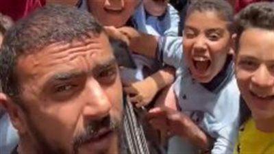 الجمهور يلتف حول أحمد العوضي بالشارع.. والفنان: اللي جاي نار