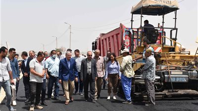 محافظ المنيا يتفقد أعمال الرصف بمدخل مسار العائلة المقدسة | صور