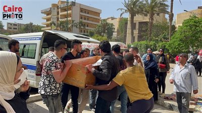 الفنان محسن منصور يحمل نعش والده لحظة وصول جثمانه إلى مسجد السيدة نفيسة| صور