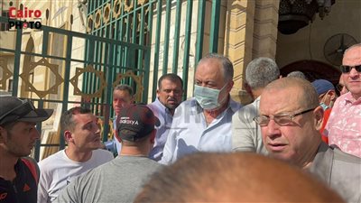 أشرف زكي وسامح الصريطي أول الحضور بجنازة والد محسن منصور