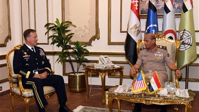 قائد القيادة المركزية الأمريكية يشيد بدور مصر في تحقيق الاستقرار بالمنطقة