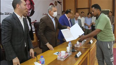محافظ كفر الشيخ يوزع شهادات أمان وتأمين ضد الحوادث لـ3106 من العمالة غير المنتظمة │ صور