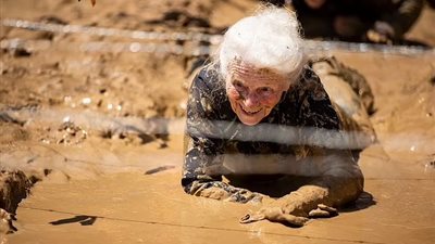 العمر ليس سوى رقم.. سيدة أمريكية تجاوزت 80 عاما تتسلق الجدران وتزحف تحت الأسلاك الشائكة 