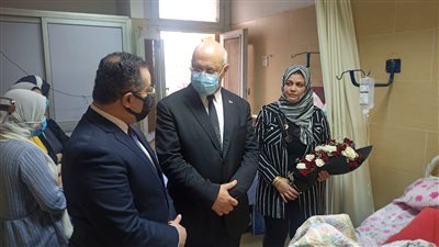 رئيس جامعة بنها يطمئن على طالب الهندسة بعد إصابته في حادث تصادم