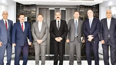 محافظ أسوان يتفق مع وفد بنك القاهرة على عقد جلسات عمل مع المستثمرين ورجال الأعمال